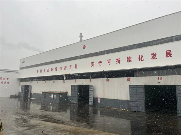 初雪已至，他們還堅(jiān)守在崗位上盡職盡責(zé)